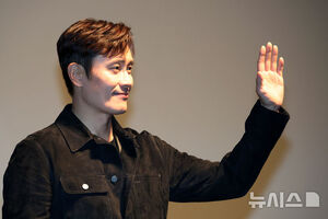 【フォト】観客と過ごすイ・ビョンホン、「アクターズ・ハウス」に登場＝釜山映画祭