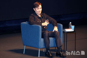 【フォト】観客と過ごすイ・ビョンホン、「アクターズ・ハウス」に登場＝釜山映画祭