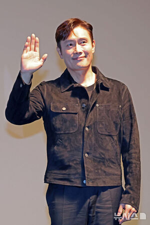 【フォト】観客と過ごすイ・ビョンホン、「アクターズ・ハウス」に登場＝釜山映画祭