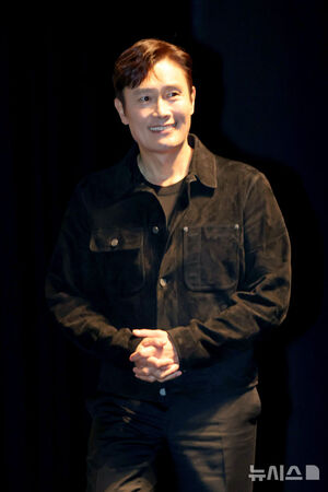 【フォト】観客と過ごすイ・ビョンホン、「アクターズ・ハウス」に登場＝釜山映画祭