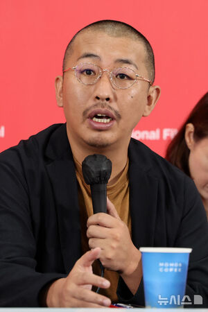 【フォト】シム・ウンギョン＆髙田万作、『旅と日々』記者会見に出席＝釜山映画祭