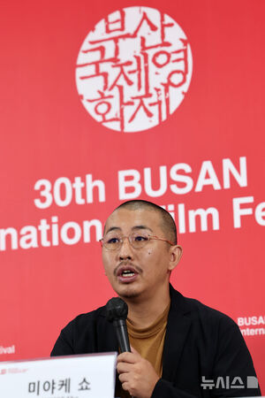 【フォト】シム・ウンギョン＆髙田万作、『旅と日々』記者会見に出席＝釜山映画祭