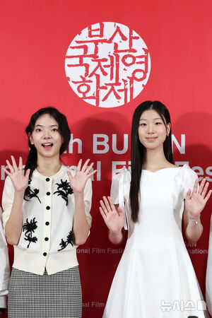 【フォト】『En Route To』記者会見に出席したキャストたち＝釜山映画祭