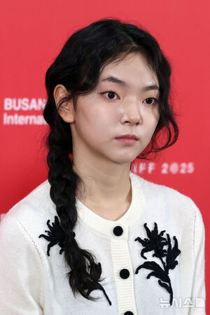 【フォト】『En Route To』記者会見に出席したキャストたち＝釜山映画祭