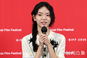 【フォト】『En Route To』記者会見に出席したキャストたち＝釜山映画祭