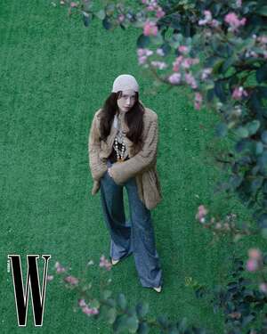 【フォト】少女時代ユナ、鏡に映る顔も新鮮…優雅な雰囲気