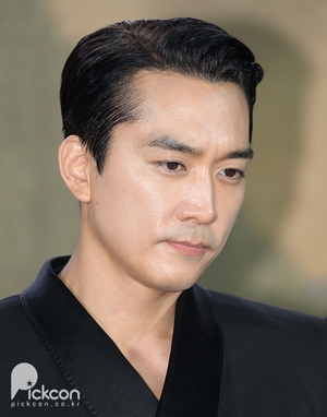 ソン・スンホンの母ムン・ミョンオクさんが死去…新ドラマのインタビュー中止に