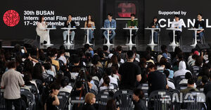 【フォト】チョン・ウ×チョン・スジョン×シン・スンホ　映画『チャング』BIFFオープントーク＝釜山映画祭