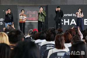 【フォト】コ・アソン＆キム・デミョン　映画『劇場の時間たち』舞台あいさつ＝釜山映画祭