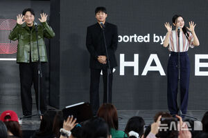 【フォト】コ・アソン＆キム・デミョン　映画『劇場の時間たち』舞台あいさつ＝釜山映画祭