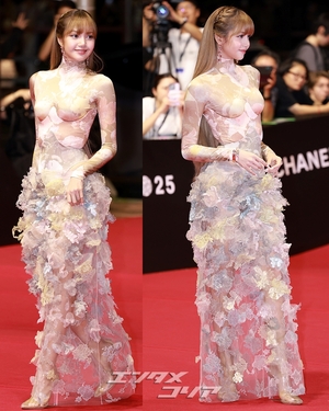 BLACKPINKリサ、レッドカーペットで皆を驚かせたシースルードレス姿=釜山映画祭