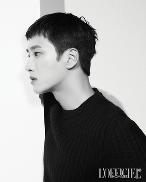 【フォト】アン・ボヒョン「L’OFFICIEL HOMMES香港」創刊号カバー飾る…強烈オーラ