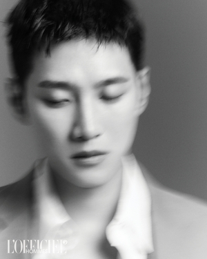 【フォト】アン・ボヒョン「L’OFFICIEL HOMMES香港」創刊号カバー飾る…強烈オーラ