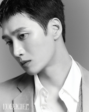 【フォト】アン・ボヒョン「L’OFFICIEL HOMMES香港」創刊号カバー飾る…強烈オーラ