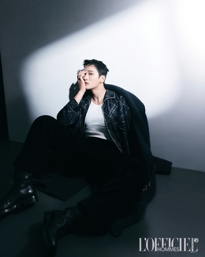 【フォト】アン・ボヒョン「L’OFFICIEL HOMMES香港」創刊号カバー飾る…強烈オーラ