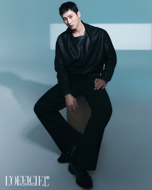 【フォト】アン・ボヒョン「L’OFFICIEL HOMMES香港」創刊号カバー飾る…強烈オーラ