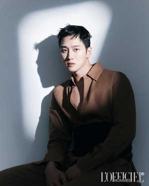 【フォト】アン・ボヒョン「L’OFFICIEL HOMMES香港」創刊号カバー飾る…強烈オーラ