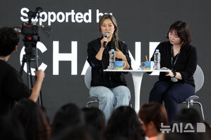 【フォト】オープントークに出席した『KPOPガールズ！　デーモン・ハンターズ』マギー・カン監督＝釜山映画祭