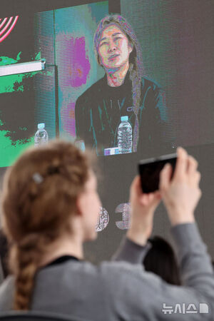 【フォト】オープントークに出席した『KPOPガールズ！　デーモン・ハンターズ』マギー・カン監督＝釜山映画祭