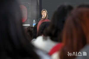 【フォト】オープントークに出席した『KPOPガールズ！　デーモン・ハンターズ』マギー・カン監督＝釜山映画祭