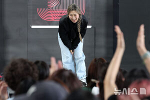 【フォト】オープントークに出席した『KPOPガールズ！　デーモン・ハンターズ』マギー・カン監督＝釜山映画祭