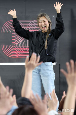 【フォト】オープントークに出席した『KPOPガールズ！　デーモン・ハンターズ』マギー・カン監督＝釜山映画祭