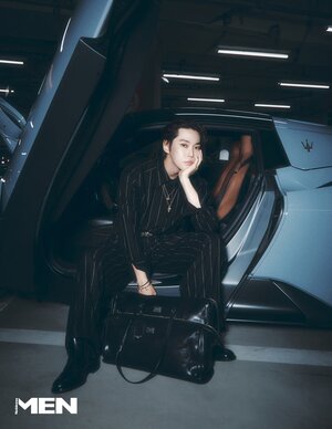 【フォト】NCTドヨン、タキシードからヒョウ柄まで…セクシーな魅力爆発