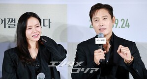 【フォト】夫婦役演じたイ・ビョンホン＆ソン・イェジン「『仕方ない』期待してね」