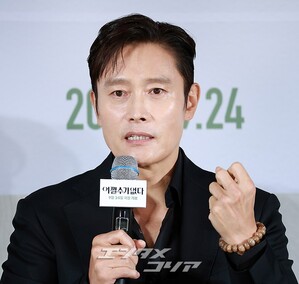 【フォト】夫婦役演じたイ・ビョンホン＆ソン・イェジン「『仕方ない』期待してね」