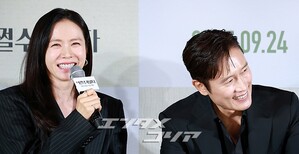 【フォト】夫婦役演じたイ・ビョンホン＆ソン・イェジン「『仕方ない』期待してね」