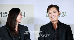 【フォト】夫婦役演じたイ・ビョンホン＆ソン・イェジン「『仕方ない』期待してね」