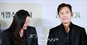 【フォト】夫婦役演じたイ・ビョンホン＆ソン・イェジン「『仕方ない』期待してね」