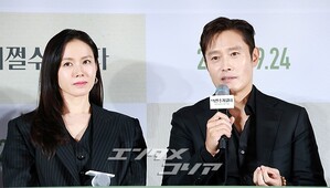 【フォト】夫婦役演じたイ・ビョンホン＆ソン・イェジン「『仕方ない』期待してね」