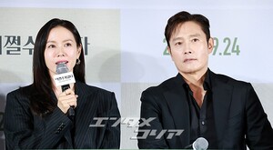 【フォト】夫婦役演じたイ・ビョンホン＆ソン・イェジン「『仕方ない』期待してね」