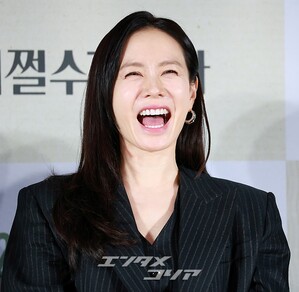 【フォト】夫婦役演じたイ・ビョンホン＆ソン・イェジン「『仕方ない』期待してね」