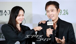 【フォト】夫婦役演じたイ・ビョンホン＆ソン・イェジン「『仕方ない』期待してね」