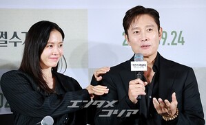 【フォト】夫婦役演じたイ・ビョンホン＆ソン・イェジン「『仕方ない』期待してね」