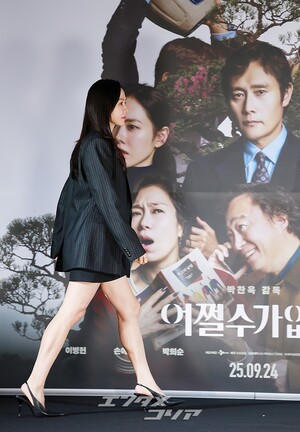 【フォト】ソン・イェジン、上品な装いで美脚アピール