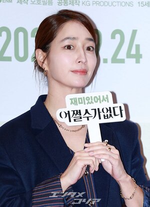 【フォト】イ・ミンジョン、『仕方ない』試写会で夫イ・ビョンホンに向けてハートのポーズ