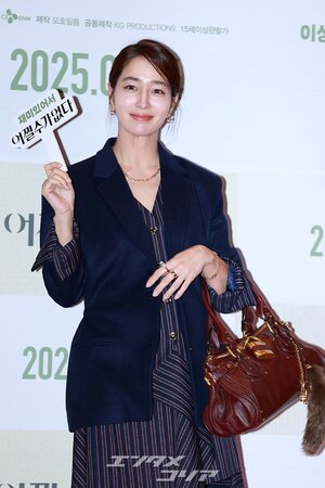 【フォト】イ・ミンジョン、『仕方ない』試写会で夫イ・ビョンホンに向けてハートのポーズ