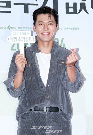 【フォト】ヒョンビン、妻ソン・イェジンのため『仕方ない』試写会に出席…えくぼが魅力的なほほ笑み