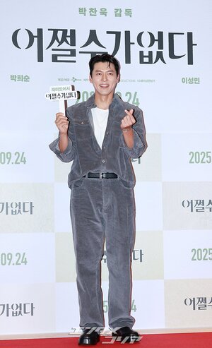 【フォト】ヒョンビン、妻ソン・イェジンのため『仕方ない』試写会に出席…えくぼが魅力的なほほ笑み