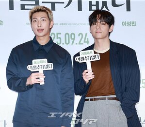 【フォト】防弾少年団V＆RM、劇場に姿を見せたワールドスター…一緒に作ったハート