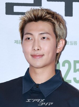 【フォト】防弾少年団V＆RM、劇場に姿を見せたワールドスター…一緒に作ったハート