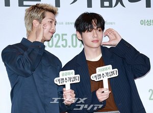 【フォト】防弾少年団V＆RM、劇場に姿を見せたワールドスター…一緒に作ったハート