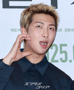 【フォト】防弾少年団V＆RM、劇場に姿を見せたワールドスター…一緒に作ったハート