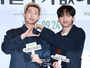 【フォト】防弾少年団V＆RM、劇場に姿を見せたワールドスター…一緒に作ったハート
