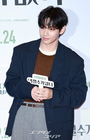 【フォト】防弾少年団V＆RM、劇場に姿を見せたワールドスター…一緒に作ったハート