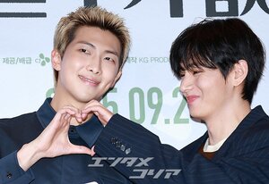 【フォト】防弾少年団V＆RM、劇場に姿を見せたワールドスター…一緒に作ったハート