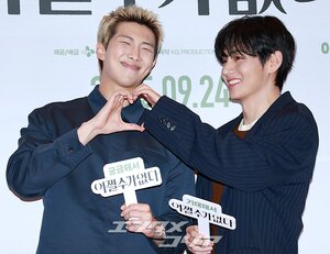 【フォト】防弾少年団V＆RM、劇場に姿を見せたワールドスター…一緒に作ったハート